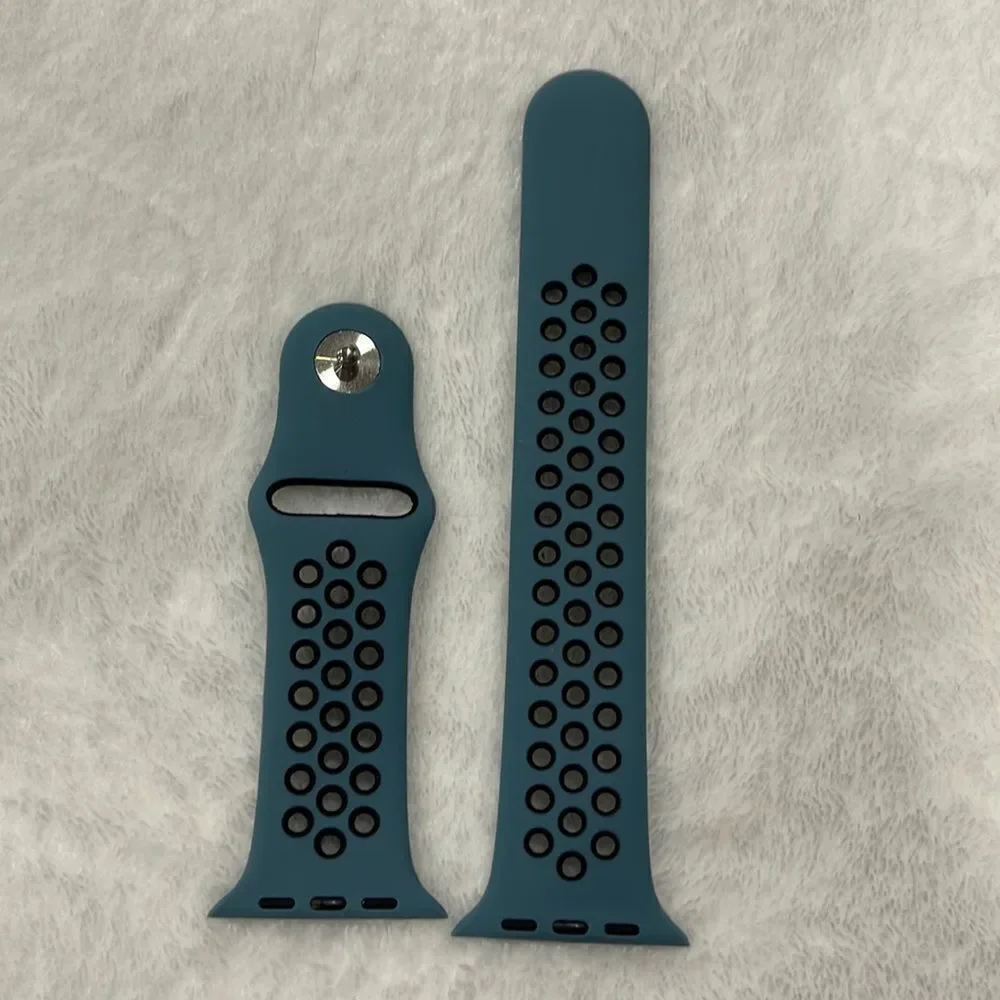 NWOT Apple Watch sports band (42/44)